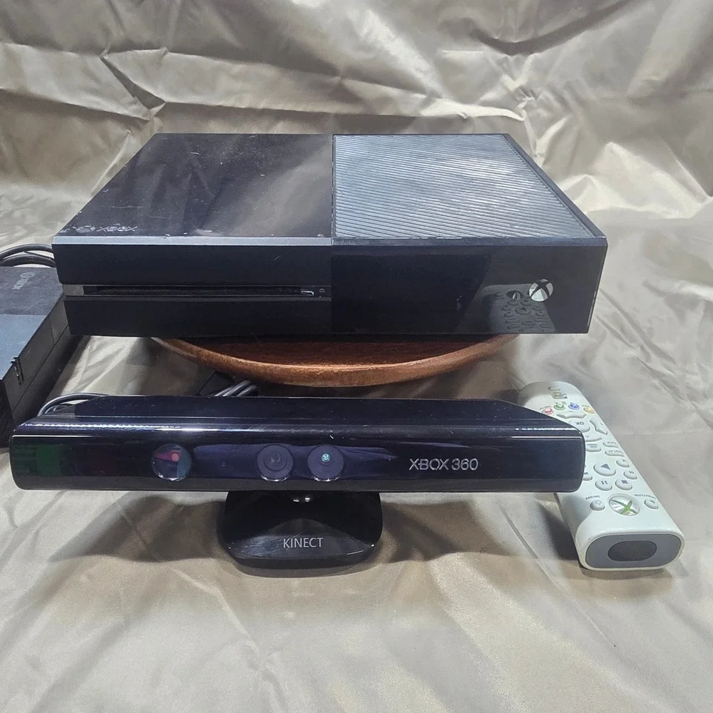 Microsoft Xbox One 500GB Console Black with Kinect Sensor and Media Remote